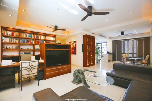 Erstaunliche Wohnung in Pratamnak zu verkaufen   -Pattaya-Realestate- - Eigentumswohnung -  - Pratamnak 