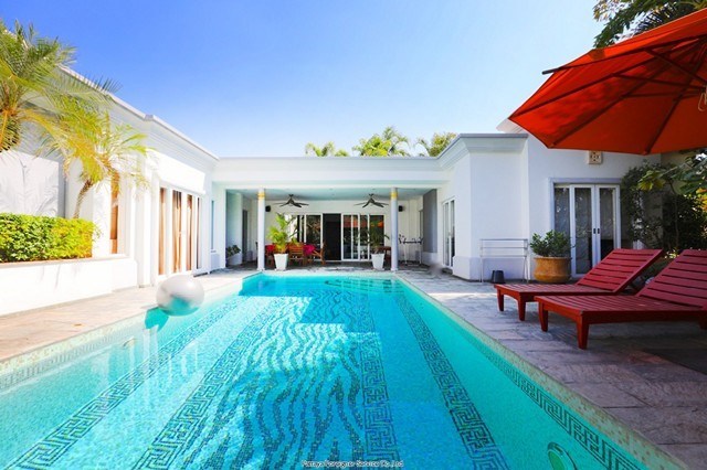 Villa zu verkaufen mit wunderschönem tropischem Garten und Fischteich zu verkaufen, East Pattaya   -Pattaya-Realestate- - Haus -  - East Pattaya