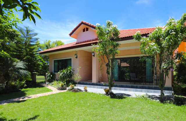 Spacious lakefront villa in Phoenix Golf, Baan Amphur -Pattaya Realestate- - House -  - Baan Amphur